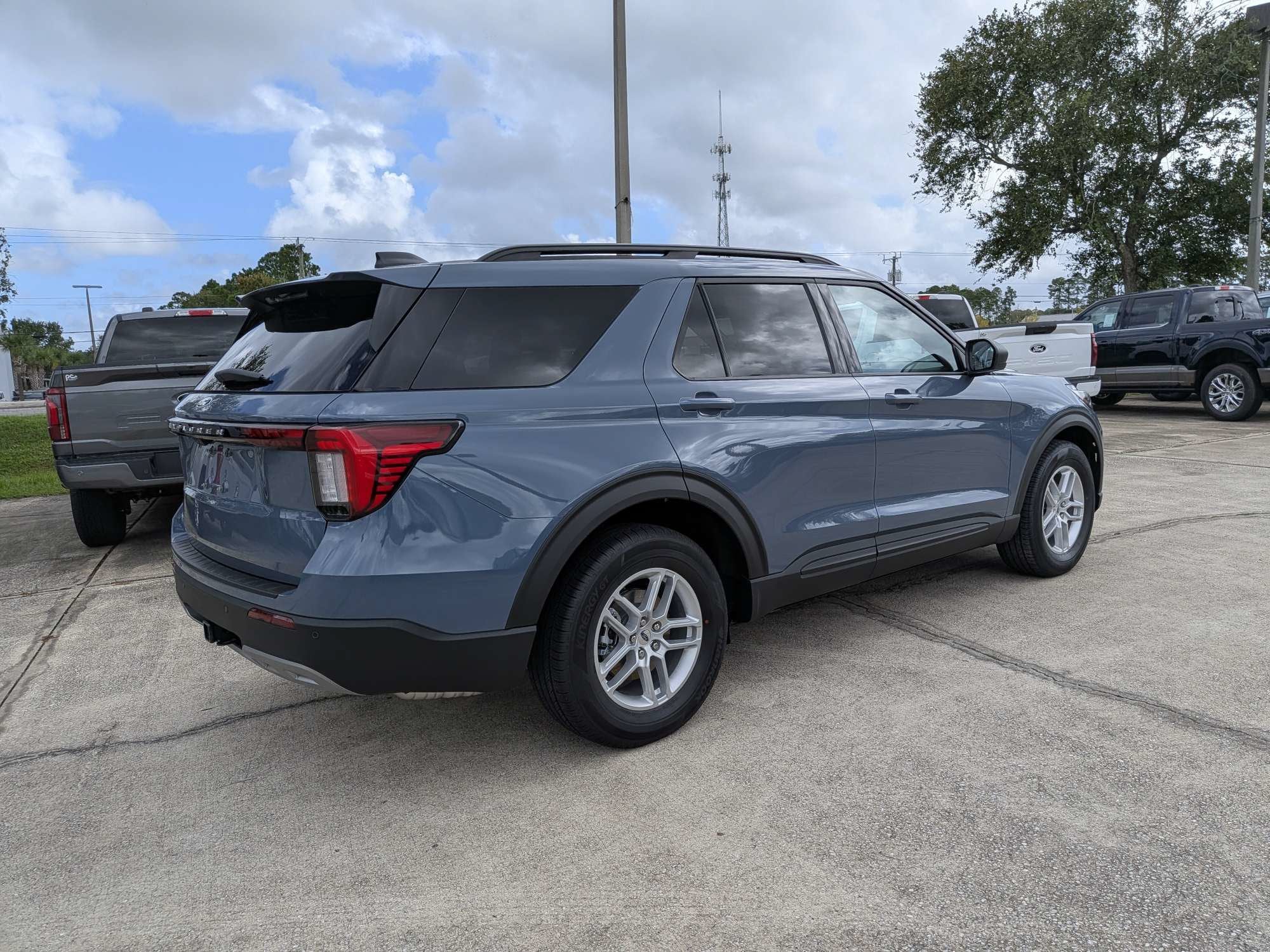 2027 Ford Explorer Active w/200A Pkg