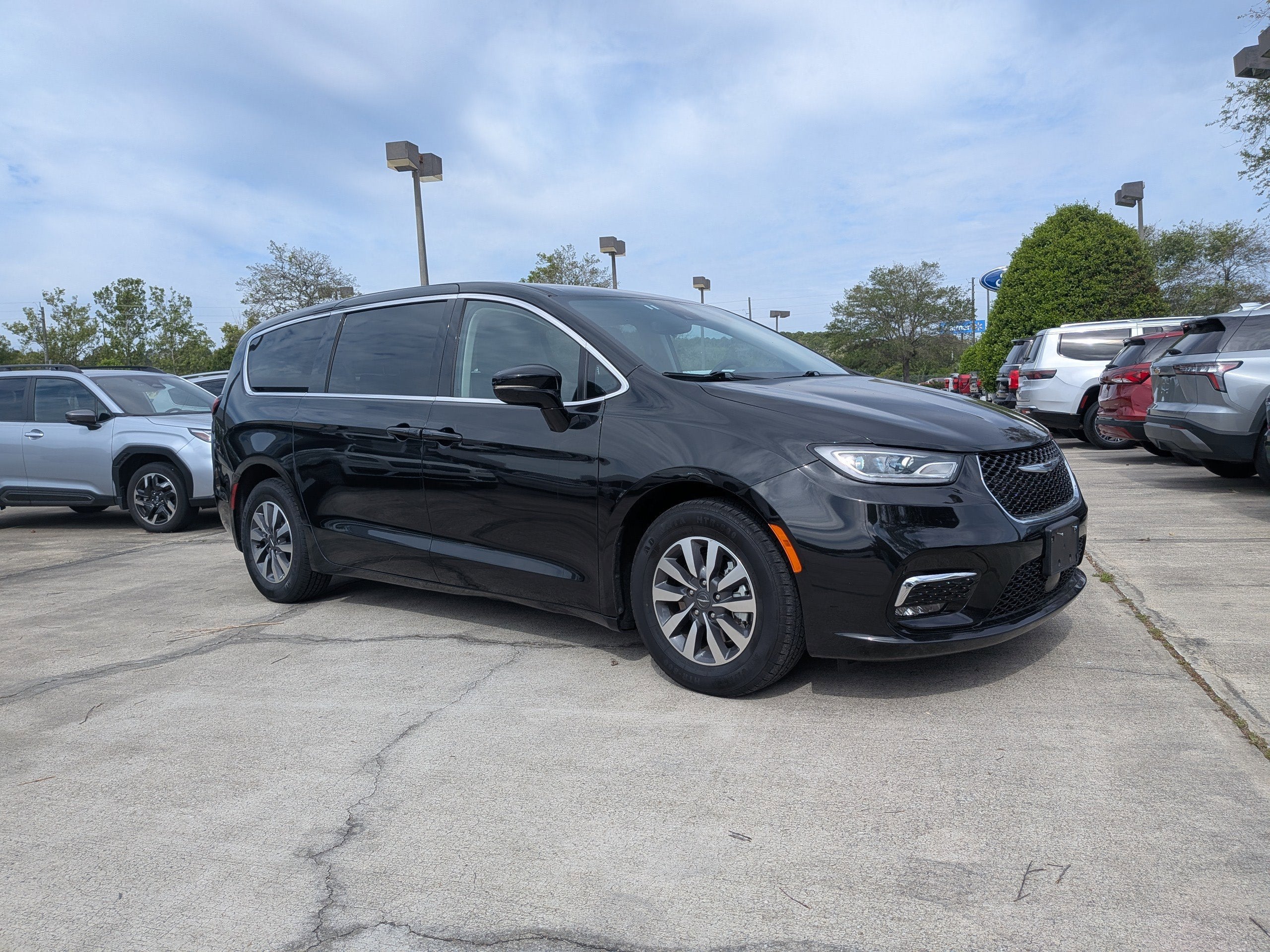 Used 2024 Chrysler Pacifica PHEV Select with VIN 2C4RC1S7XRR102617 for sale in Yulee, FL