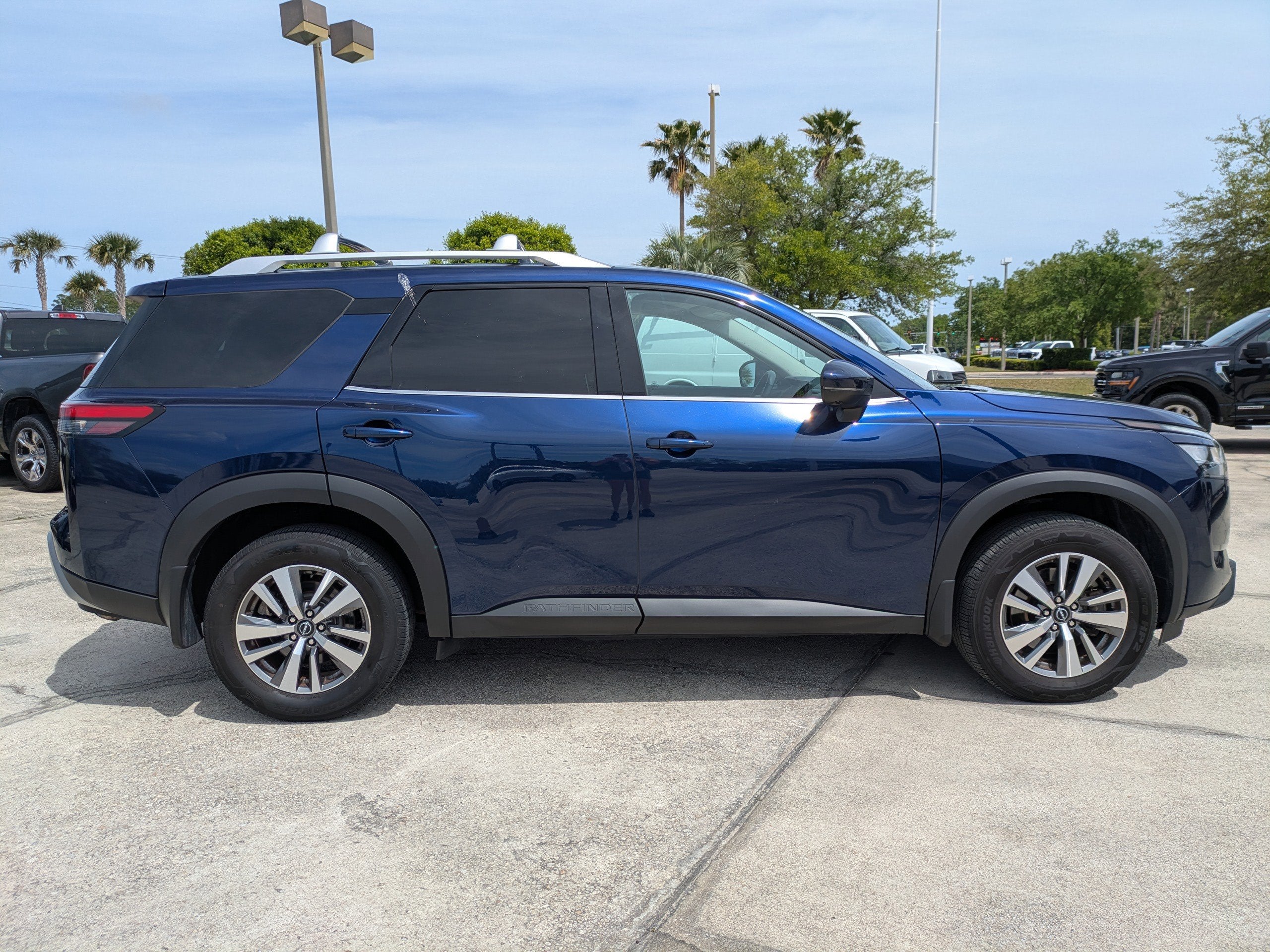 2023 Nissan Pathfinder SL