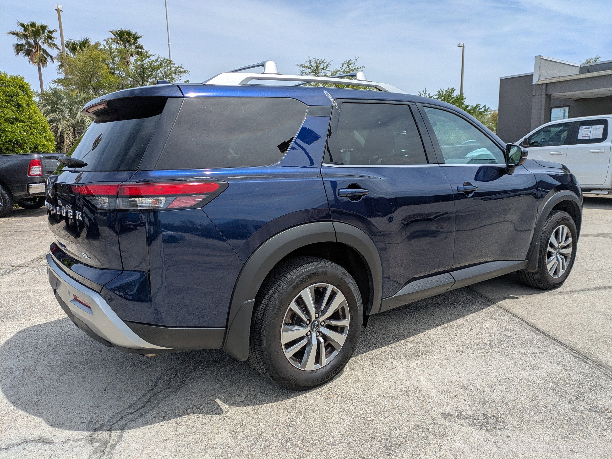 2023 Nissan Pathfinder SL