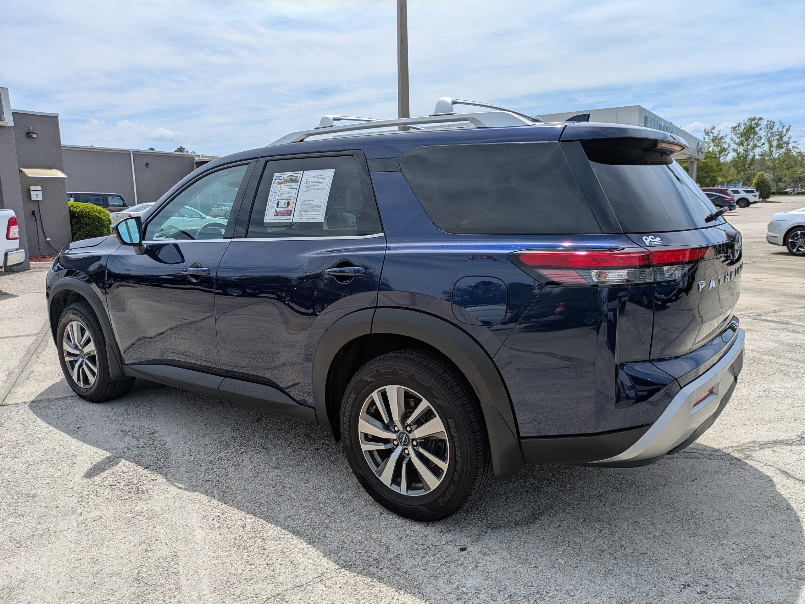 2023 Nissan Pathfinder SL