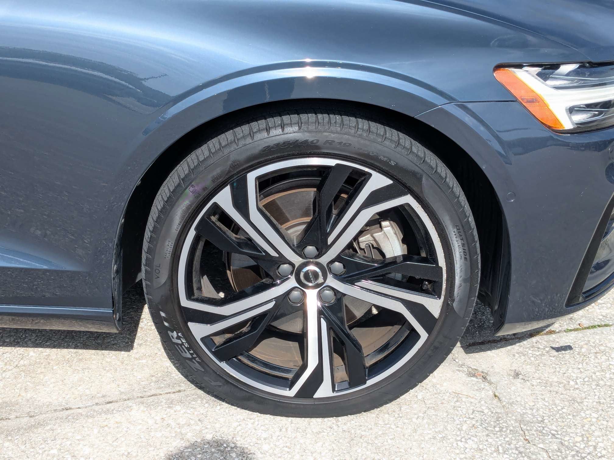 2024 Volvo S60 Plus Dark Theme
