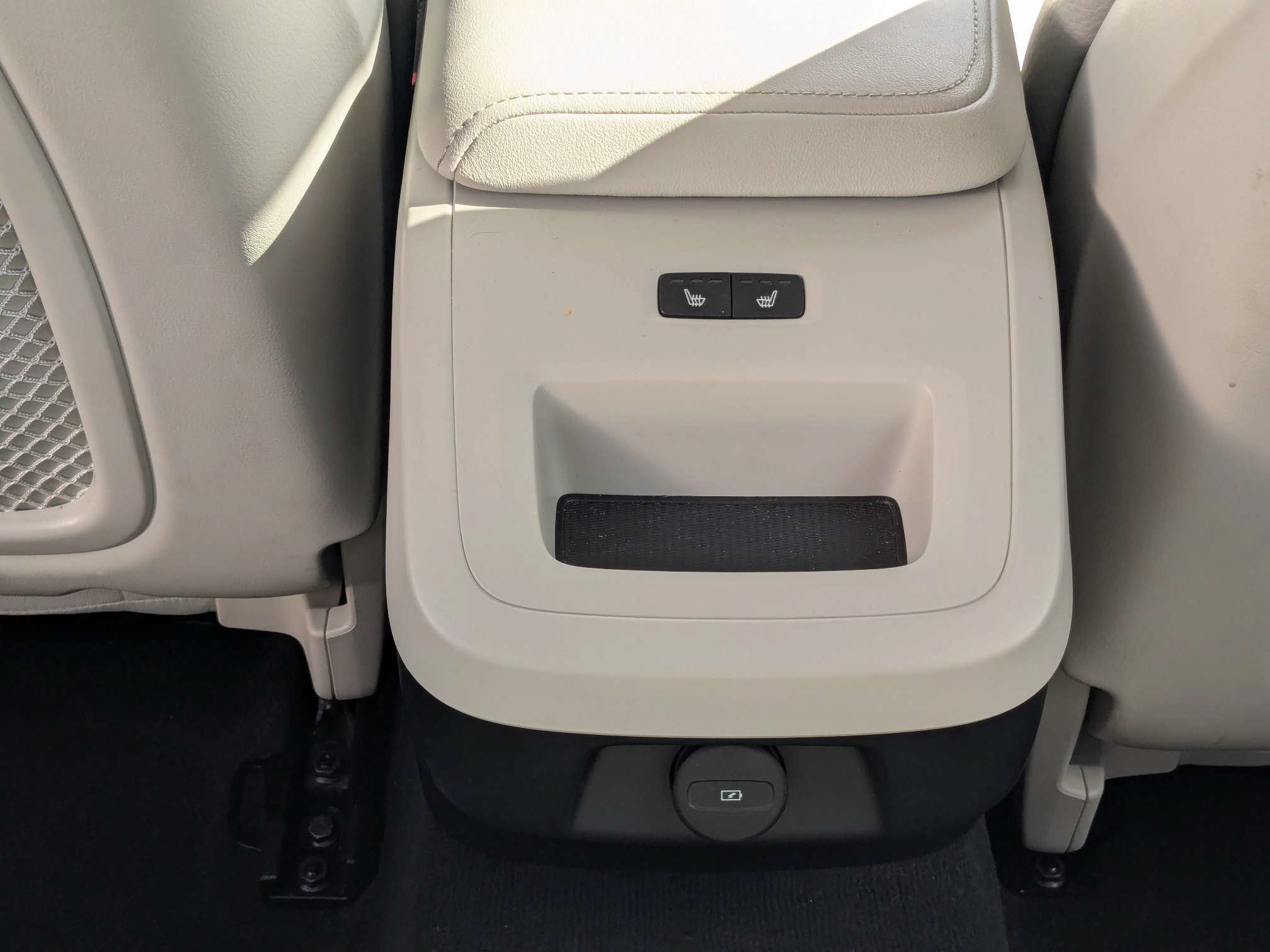 2024 Volvo S60 Plus Dark Theme