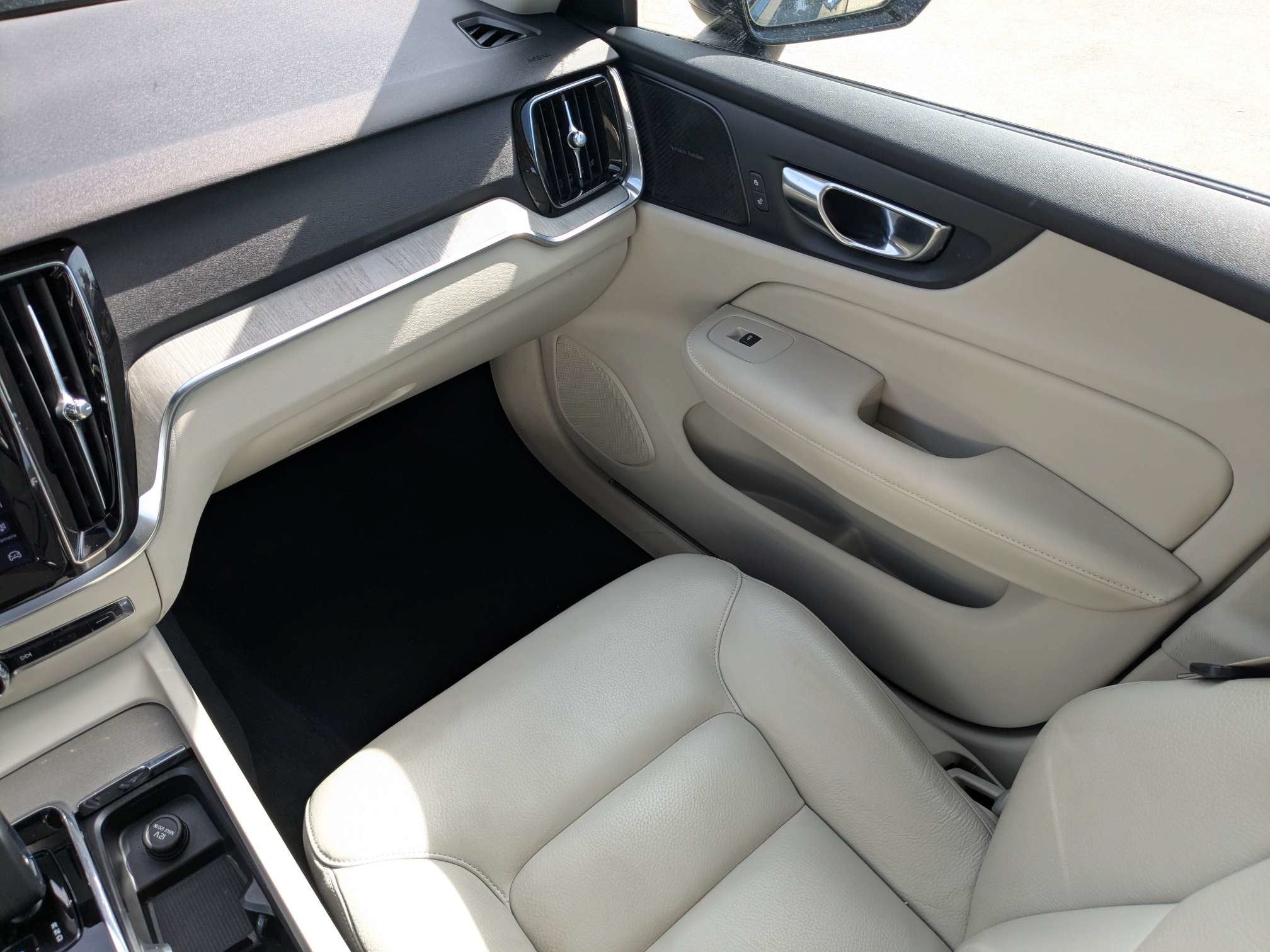 2024 Volvo S60 Plus Dark Theme