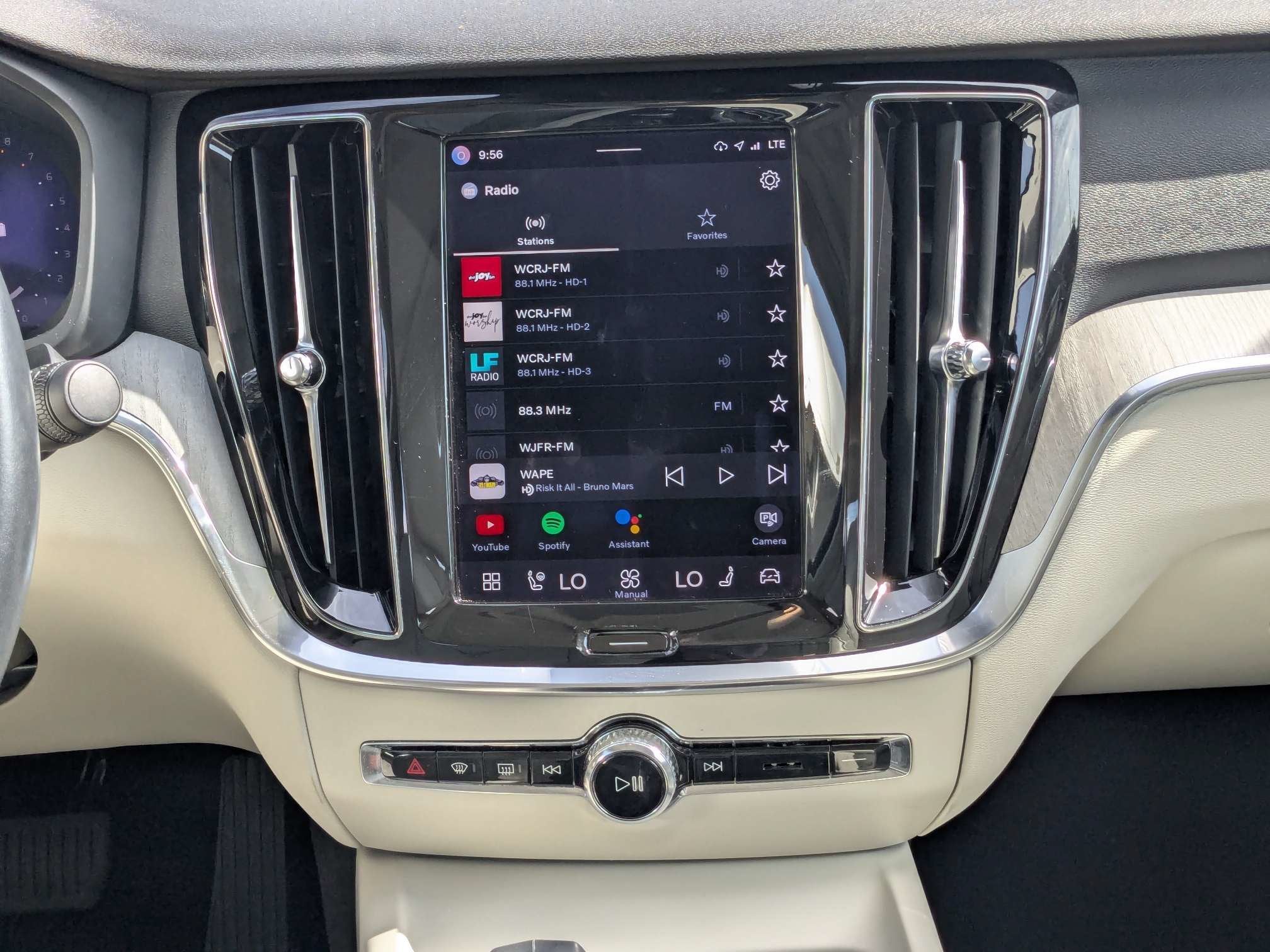 2024 Volvo S60 Plus Dark Theme