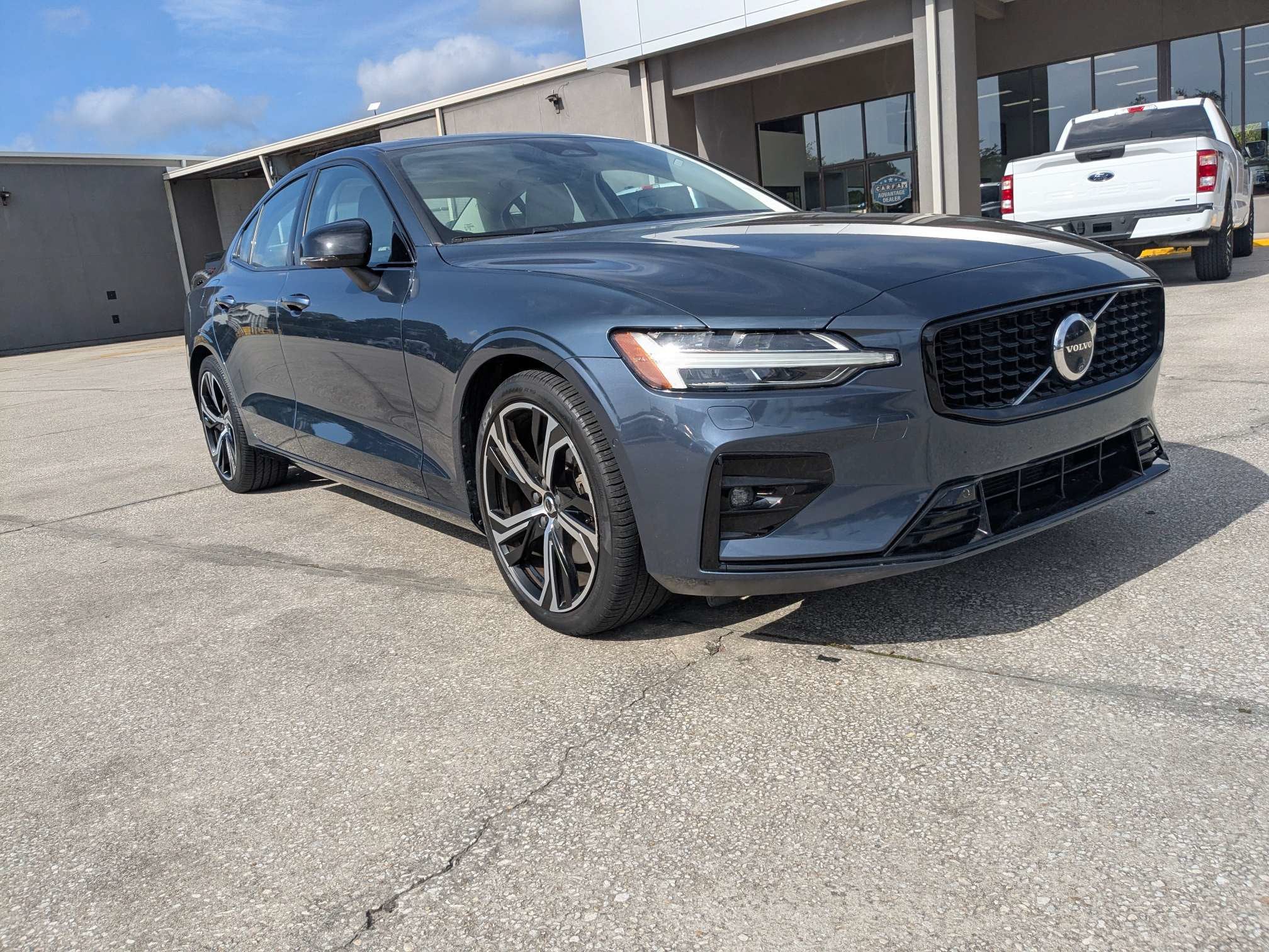 2024 Volvo S60 Plus Dark Theme