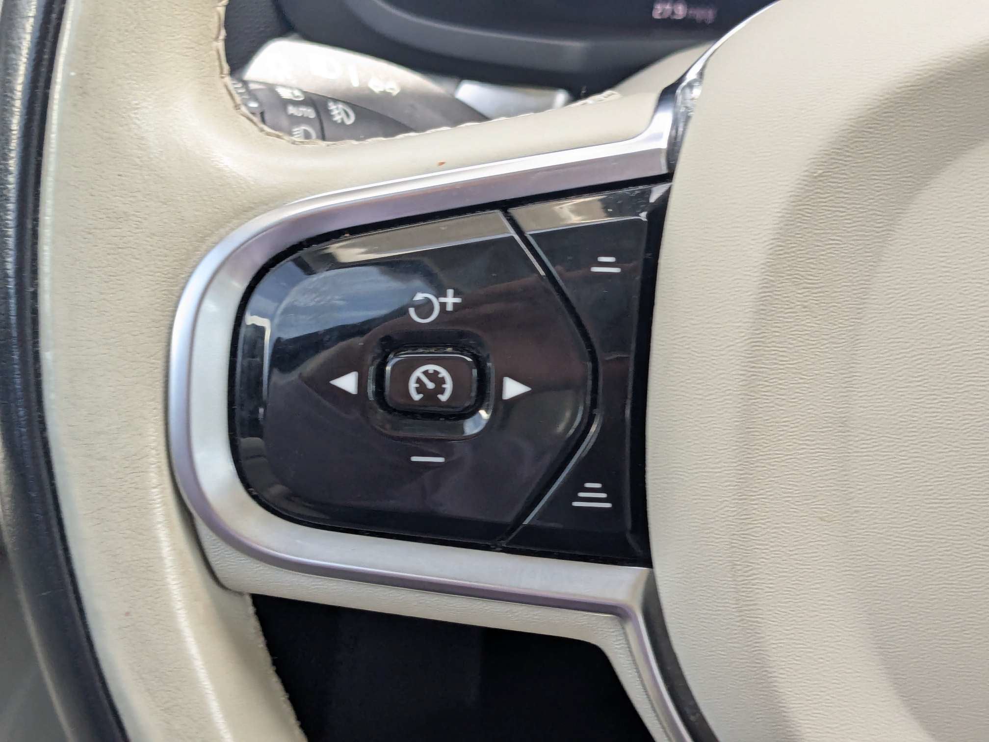 2024 Volvo S60 Plus Dark Theme