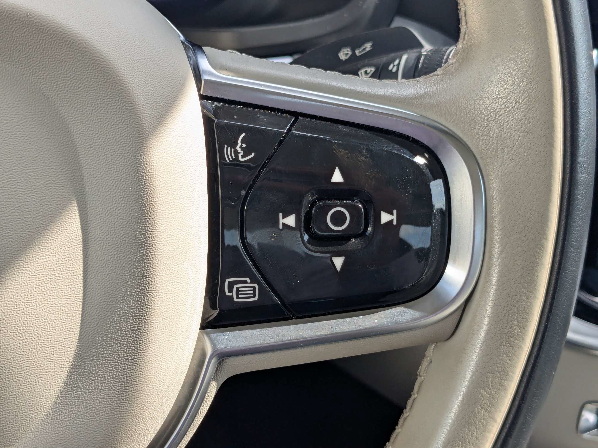 2024 Volvo S60 Plus Dark Theme