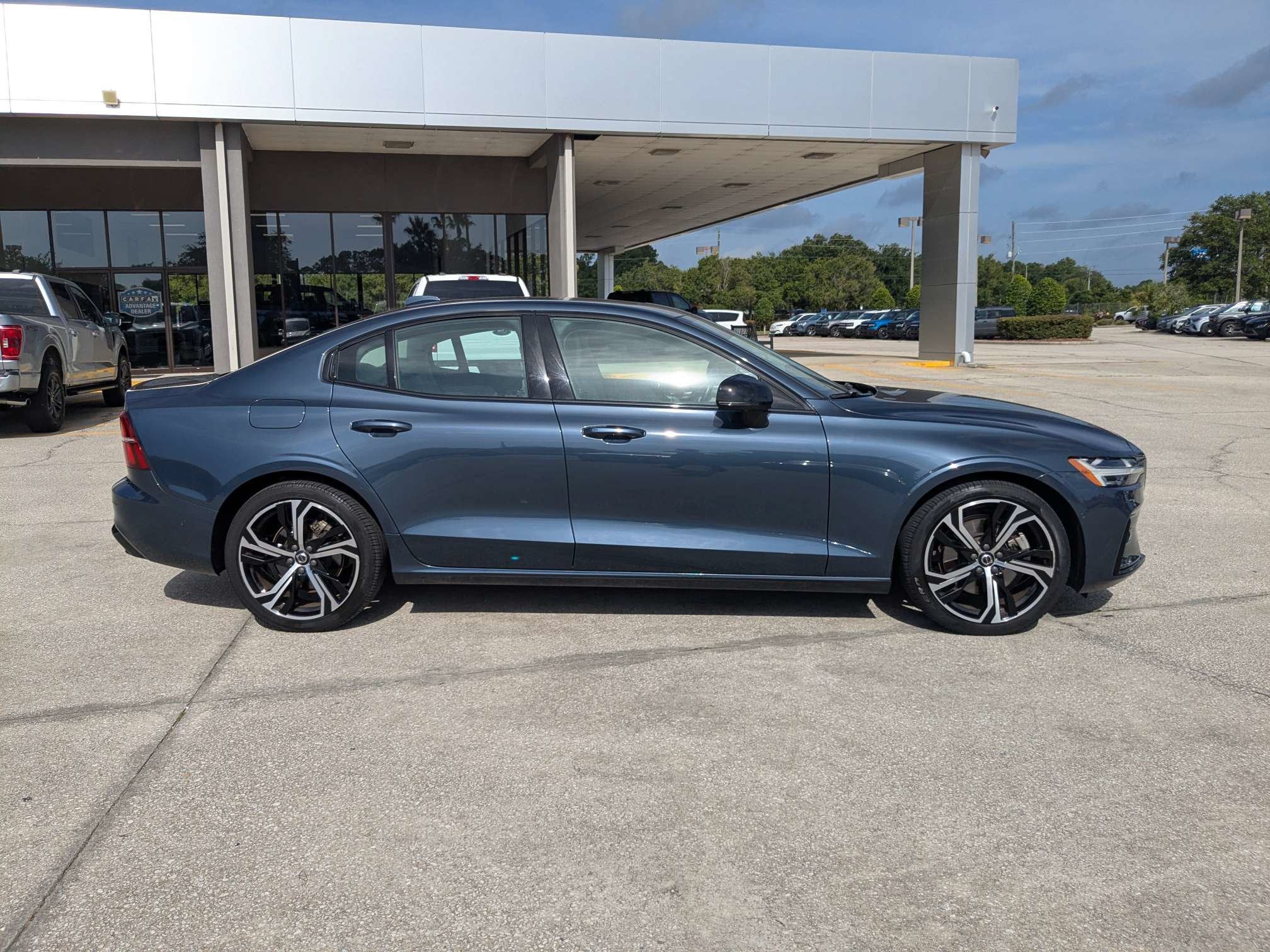 2024 Volvo S60 Plus Dark Theme