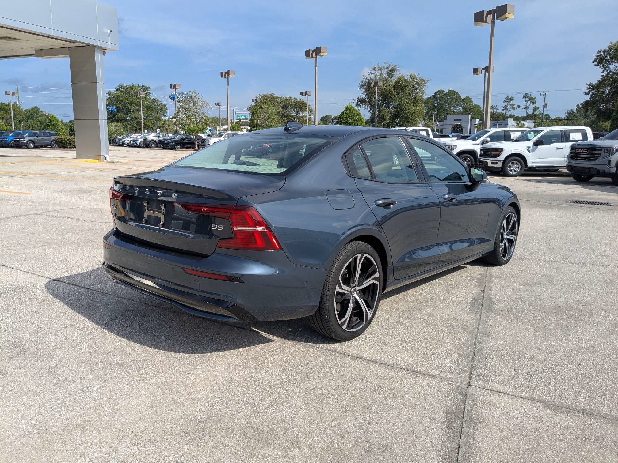 2024 Volvo S60 Plus Dark Theme