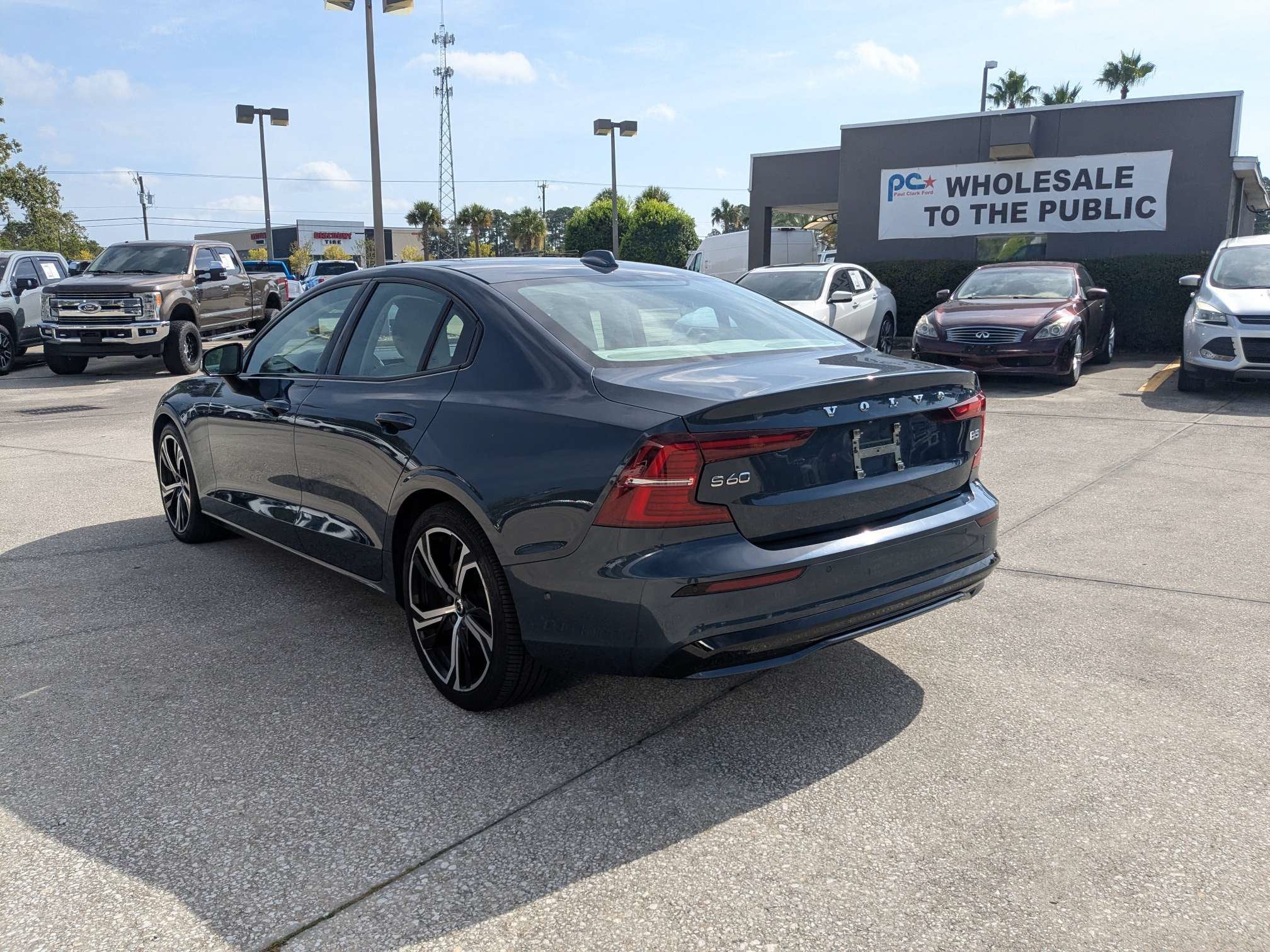 2024 Volvo S60 Plus Dark Theme