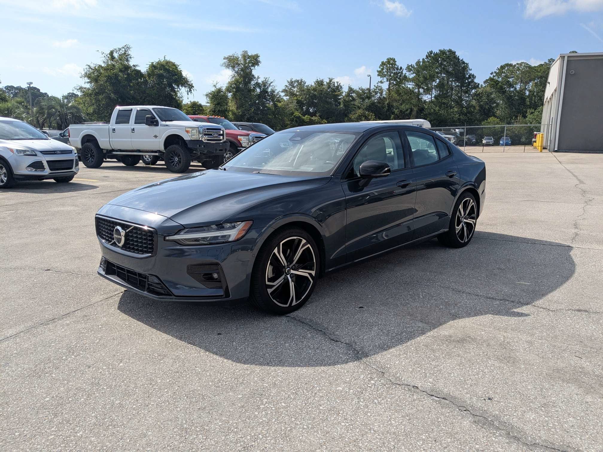 2024 Volvo S60 Plus Dark Theme