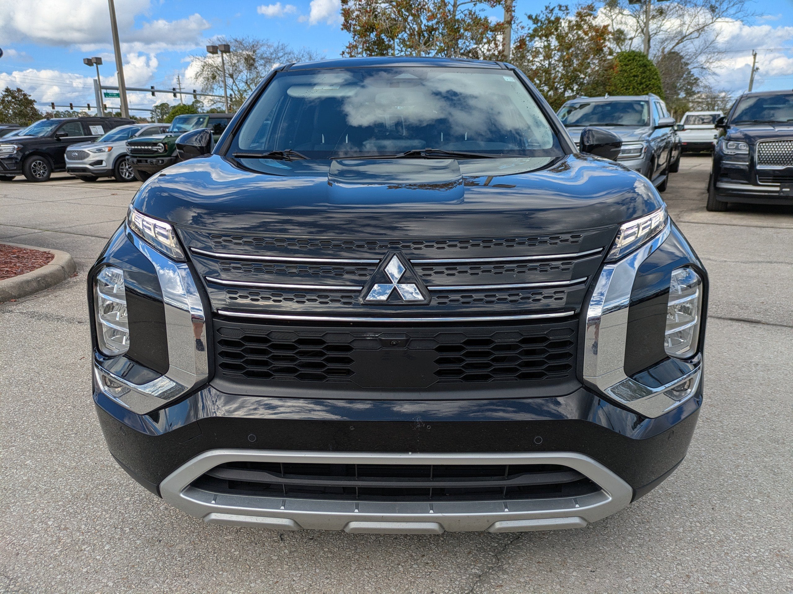 2024 Mitsubishi Outlander SE